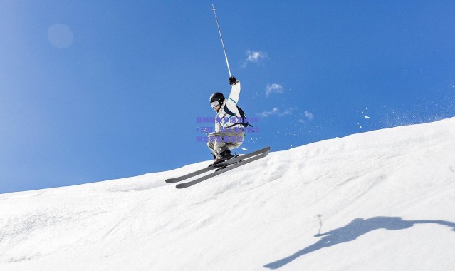 开云官网-詹姆斯末节爆发砍40+三双，湖人逆转勇士锁定季后赛席位