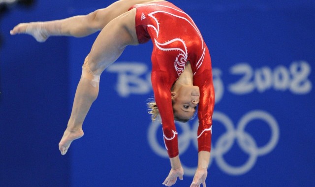 kaiyun_NBA总决赛激战正酣 勇士队逆转取胜夺赛点