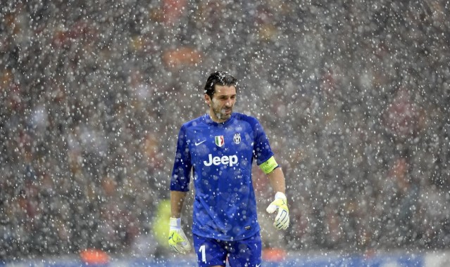 开云：百米飞人巅峰对决 新星闪耀打破纪录