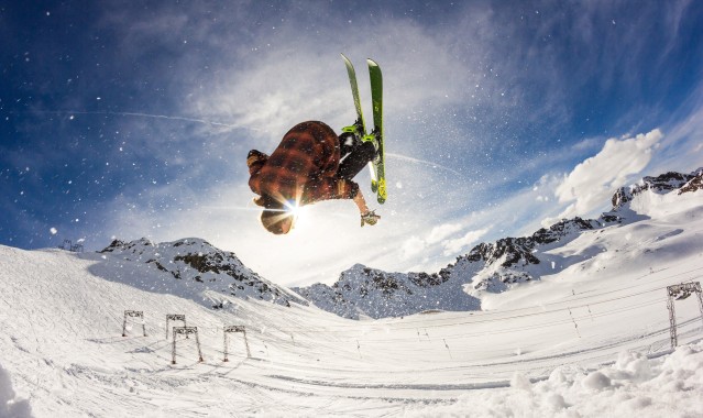 【开云】足坛震撼！天价转会刷新纪录，超级巨星加盟豪门引全球瞩目